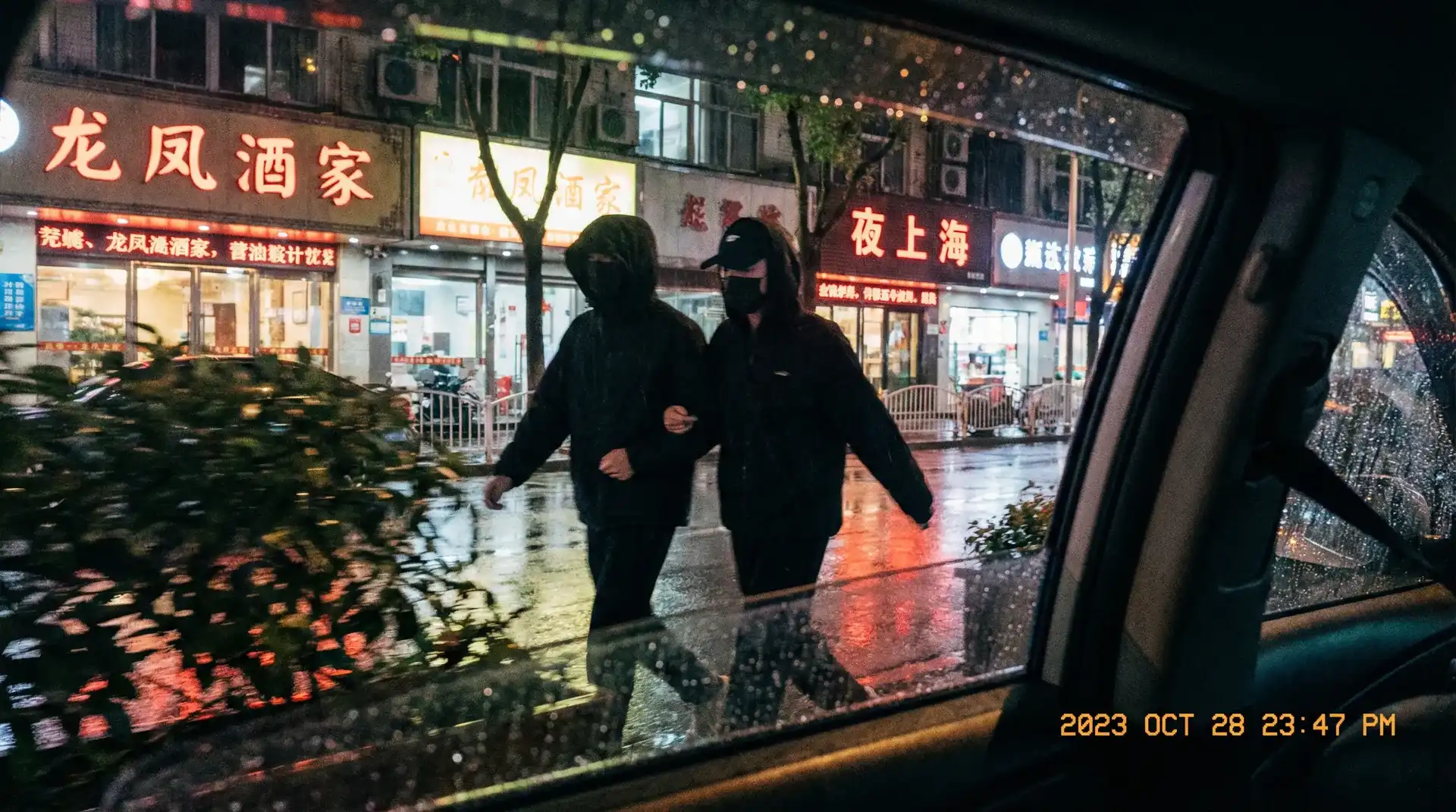 60彩娱乐 - 顶流明星深夜密会现场抓拍照片
